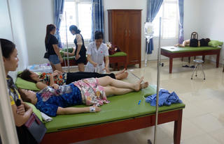 Thanh Hóa: 50 người nhập viện sau khi ăn hải sản