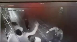 [VIDEO] Bức xúc cảnh cô gái trẻ bị hai nam thanh niên hành hung dã man