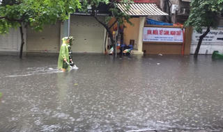 Hà Nội mưa lớn, nhiều tuyến phố ngập 40-50cm