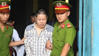 Đâm chém điên loạn người thân rồi đại náo trụ sở công an