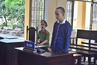 Đâm bạn gái cũ rồi tiêm thuốc trừ sâu lãnh án 12 năm tù