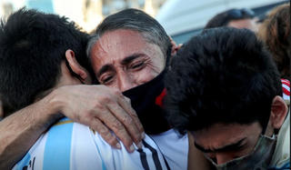 Hàng nghìn người xúc động tiễn đưa huyền thoại Maradona