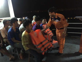 Cứu hộ 13 thuyền viên sau nhiều giờ trôi dạt trên biển