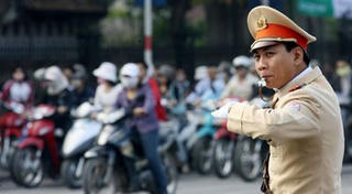 Say rượu, ném gãy tay Trung tá CSGT đang làm nhiệm vụ