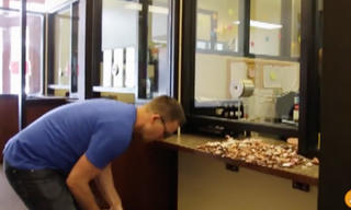 Xách hai xô tiền xu đi nộp phạt vi phạm giao thông