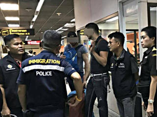 Thái Lan bắt hai du khách Mỹ chụp hình phản cảm trước chùa