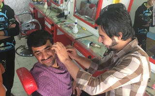 Khi người dân được… cắt tóc, cạo râu