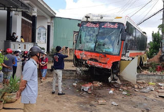 Đắk Lắk: Xe tải tông liên hoàn khiến 2 người chết và 2 người trọng thương