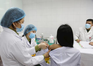 Khi nào nên uống thuốc hạ sốt sau tiêm vaccine Covid-19