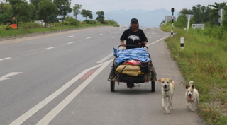 Người đàn ông đi hơn 1.500 km để rải tro cốt bạn gái