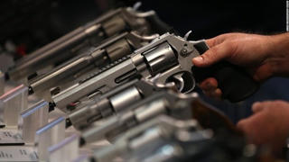 Mỹ: Đề xuất trang bị vũ khí cho các nhân viên tại trường học