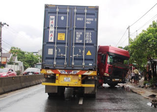 Xe container phanh gấp quay đầu ngược lại