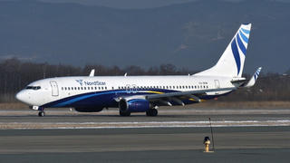 Máy bay Boeing 737 của Nga hạ cánh khẩn cấp do nứt kính chắn gió