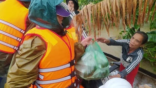 Cô giáo Quảng Trị dầm mưa mang thực phẩm cho dân rốn lũ