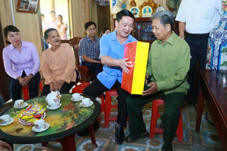 Tấm lòng Mặt trận