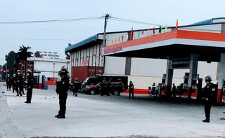 Công an bao vây, khám xét nhiều cây xăng ở Bình Dương