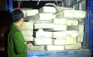 Một đêm bắt 2 vụ vận chuyển gỗ lậu, thu hơn 13m3 gỗ