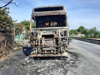 Xe đầu kéo cháy trơ khung trên QL1A