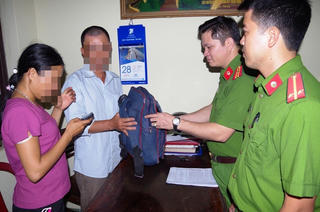 Công an phường bàn giao người phụ nữ đi lạc từ Quảng Bình ra Phủ Lý