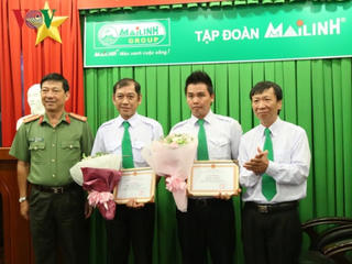 Trao thưởng cho hai tài xế dũng cảm bắt cướp
