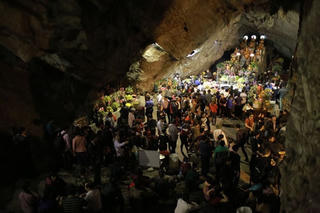 Hàng vạn du khách trảy hội chùa Hương