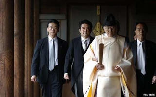 Thủ tướng Nhật Bản gửi đồ lễ tới Đền Yasukuni