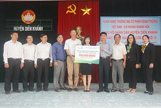 Vietcombank Khánh Hòa ủng hộ 100 triệu đồng cho người dân huyện Diên Khánh bị thiệt hại do bão số 12