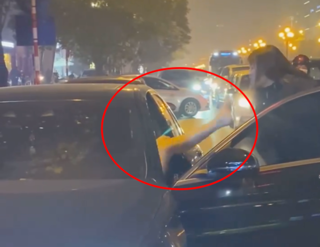 [VIDEO]: Người phụ nữ chặn xe Mercedes giữa đường phố Hà Nội ‘đánh ghen’, cô gái trẻ trong ô tô phản kháng bằng cú đá bất ngờ