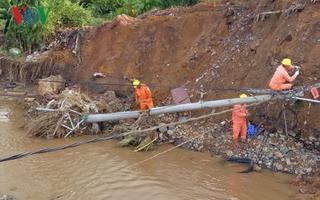 Hơn 100 học sinh và thầy cô vùng lũ Mường Bang vẫn bị cô lập