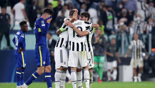 HLV Chelsea cho rằng học trò đã biếu không bàn thắng cho Juventus