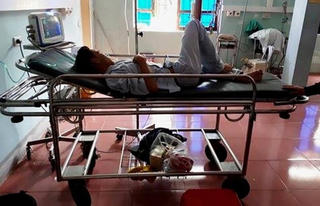 Ba người thương vong vì điện giật khi sửa nhà trong trụ sở Huyện uỷ