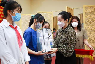 Chương trình cùng em học tốt trong đại dịch Covid-19: Tiếp sức cho các em tới trường