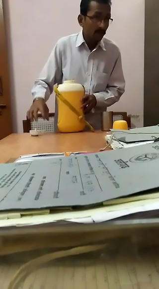 Bắt quả tang người đàn ông nhổ nước miếng vào đồ uống của sếp