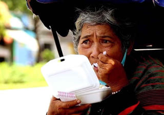 Những phận đời ăn cơm từ thiện