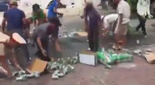 Xe chở bia bị đổ, CSGT và người dân cùng nhặt giúp