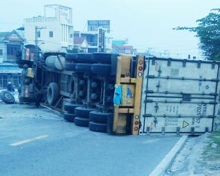 Xe đầu kéo tông vào dải phân cách lật nghiêng