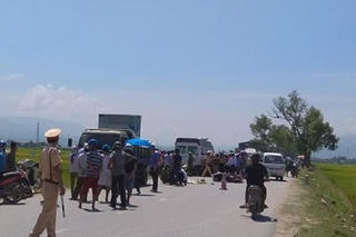 Điện Biên: Xe máy đâm vào ôtô ngược chiều, 4 người thương vong