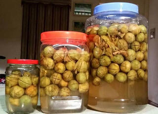 Không dùng đồ nhựa, Inox để ngâm, muối hoa quả chua lâu ngày