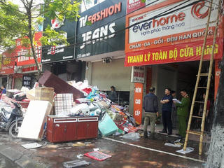 Hà Nội: Cửa hàng chăn, đệm bốc cháy dữ dội