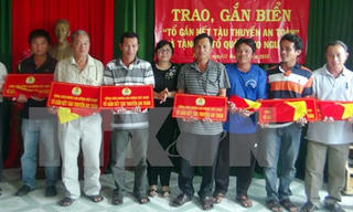 Trao tặng 1.000 lá cờ Tổ quốc cho ngư dân Phú Yên