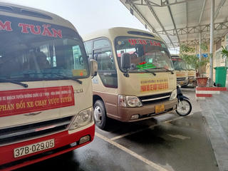 Hàng chục xe khách, bến bãi dừng hoạt động để phản đối xe dù