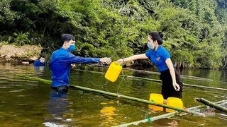 Bí thư đoàn dùng tre nứa ngăn suối, dạy bơi cho trẻ vùng cao