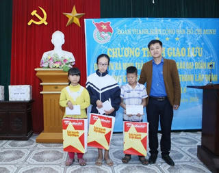 Đoàn thanh niên Báo Đại Đoàn Kết trao học bổng cho trẻ em khó khăn xã Ninh Thắng