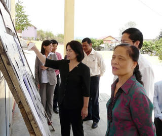 Phó Chủ tịch Bùi Thị Thanh giám sát bầu cử tại huyện Đơn Dương