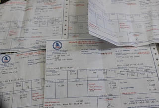 DN có phải xuất trình hóa đơn phí bảo vệ môi trường không?