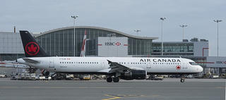 Canada xem xét phạt nặng các hãng hàng không chậm chuyến
