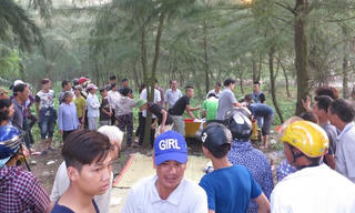 Mới tìm thấy thi thể 1 trong 3 học sinh bị sóng biển cuốn