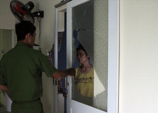 Năm căn nhà hư hỏng sau tiếng nổ lớn