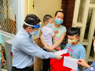 Chương trình 'Cơm cho người nghèo trong đại dịch Covid-19' đến với trẻ em khó khăn tại TP HCM