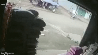 [VIDEO] Xe tải sang đường ẩu, đâm 2 người đi xe máy bị thương nặng